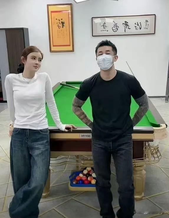 小胖说醋王和腿腿都有不得已，整不好给洋整成小三，婚没离成现在只能走这条路。

 