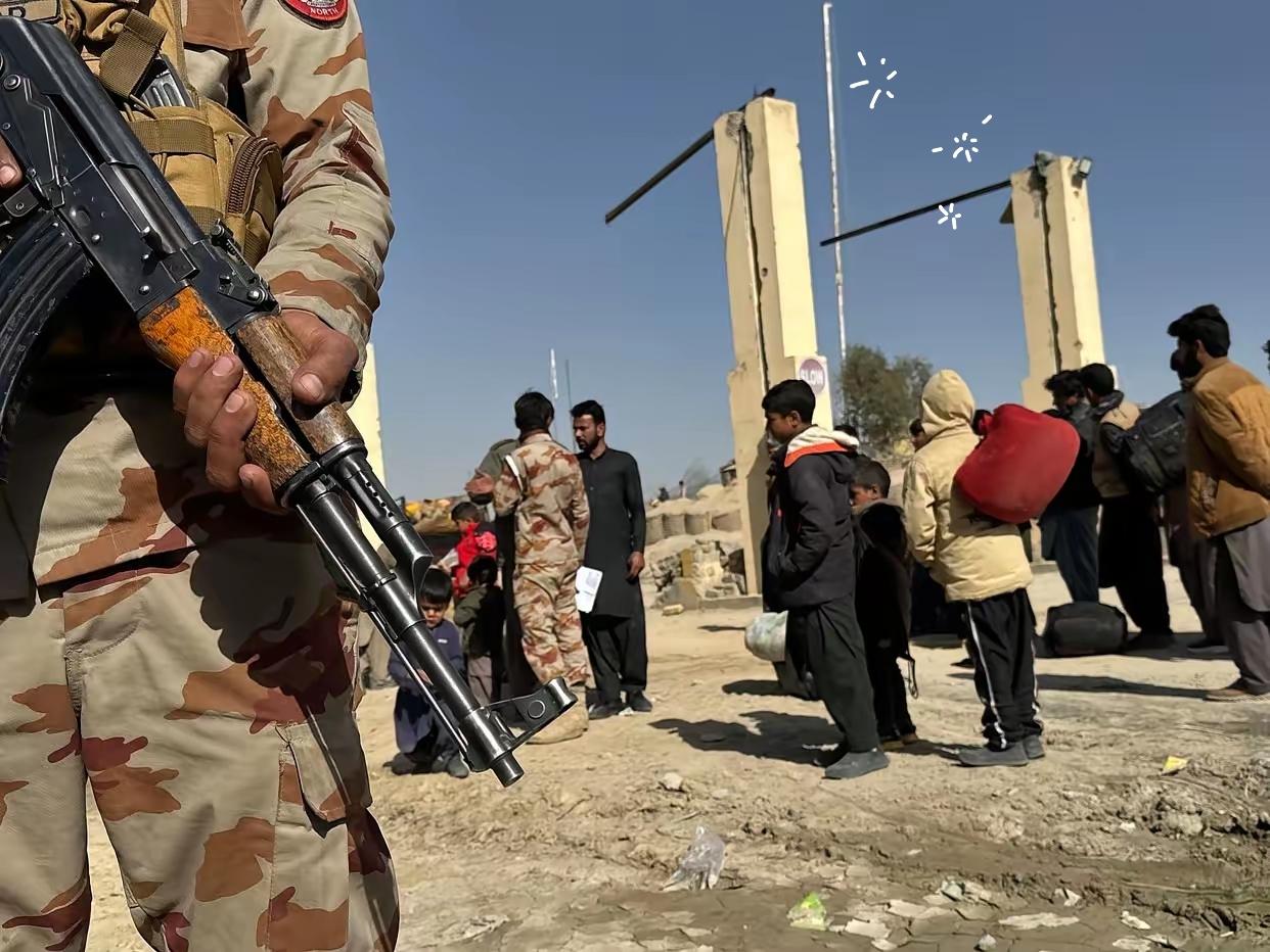 突发！巴阿全面开战！喀布尔遭空袭，冲突直接拉满
 
南亚局势彻底炸锅，巴基斯坦与