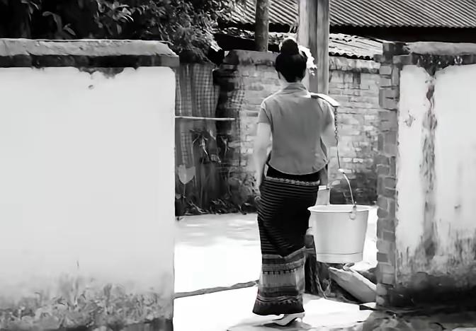 1941年，一八路军干部被伪军便衣队五花大绑，要押进城审问。谁知，刚走到城门口，