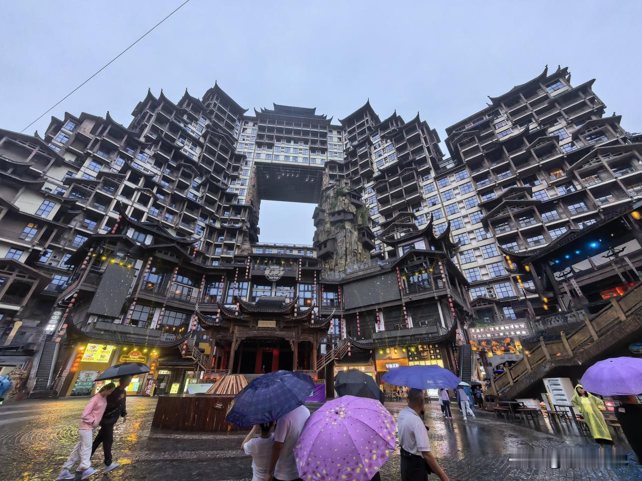 【十楼杂记】雨时大时小，从早上下到天黑。上午，我们从武陵源搬到市区，准备上天门山