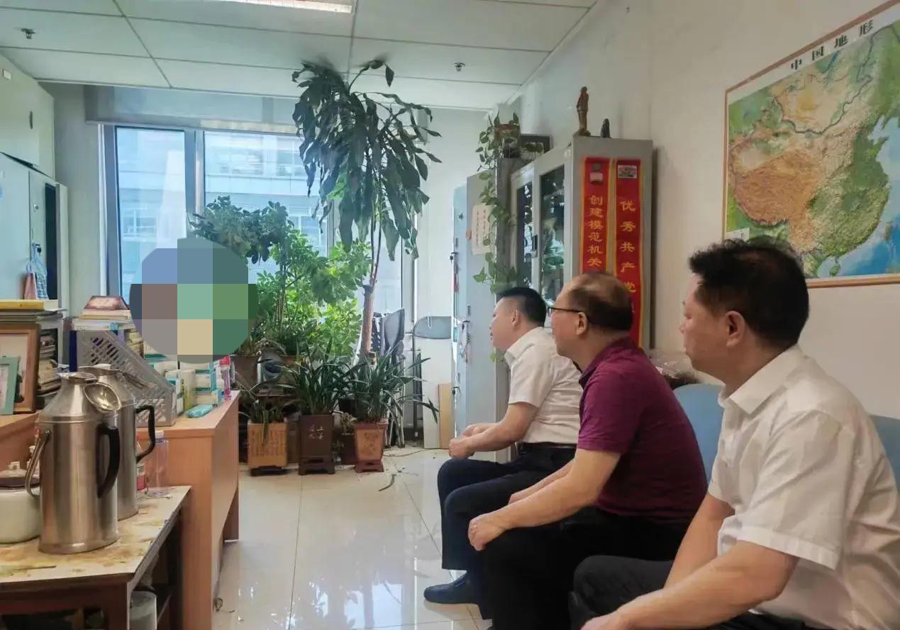 太意外了！没想到某部里的司长办公室这么小，还没我们公司副总办公室宽敞，沙发与办公