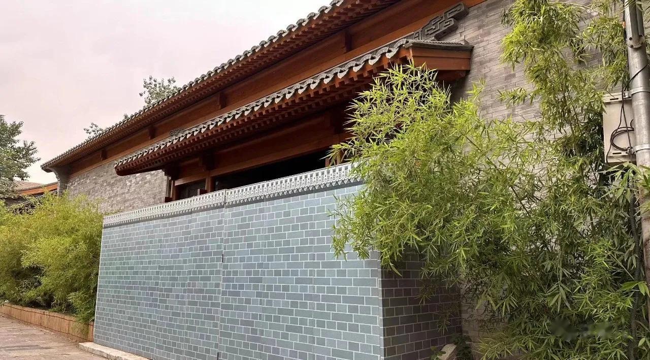 北京许家某的四合院大宅，邻居也都很神秘，这里是拆了大杂院恢复传统，复古像过去府邸