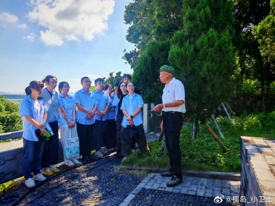玉环八旬老兵守护烈士墓近60年159级台阶，一走便是近六十年。浙江玉环，老党员王