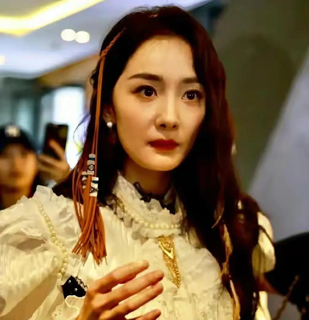 杨幂大粉发的生图，可以看出她真的老了，疲惫感年龄都上来了，岁月催人老。

杨幂脸