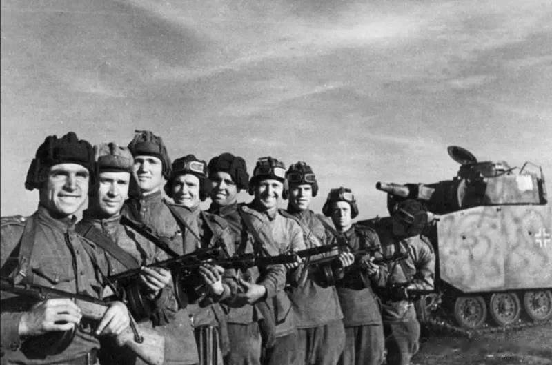 1943年7月9日晚上，1一小队（参加这次行动的侦察兵具体是7个人还是12个人，