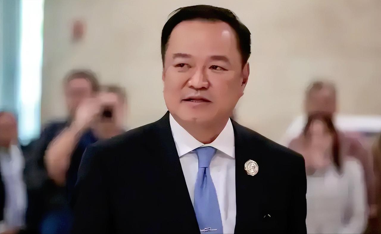 柬埔寨终究是扛不住了，公开表示泰军今日侵柬，明日就敢霸凌更弱小国，为啥洪森父子从