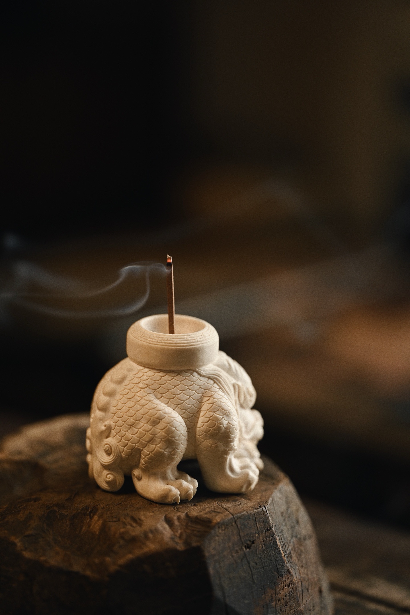 猛犸 | 瑞兽 香插整料一体雕刻，瑞兽威仪敦实，鳞甲层次清晰，神态霸气灵动，爪足