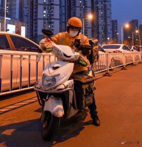 我老乡前两天辞了外卖工作，
把他那辆骑了三年多的电瓶车卖了八百块钱。他说这行当就