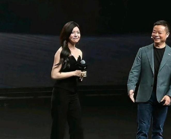 陈妍希现在的商业价值越来越具体化了
日前她作为代言人出席小鹏P7的发布会，预售开
