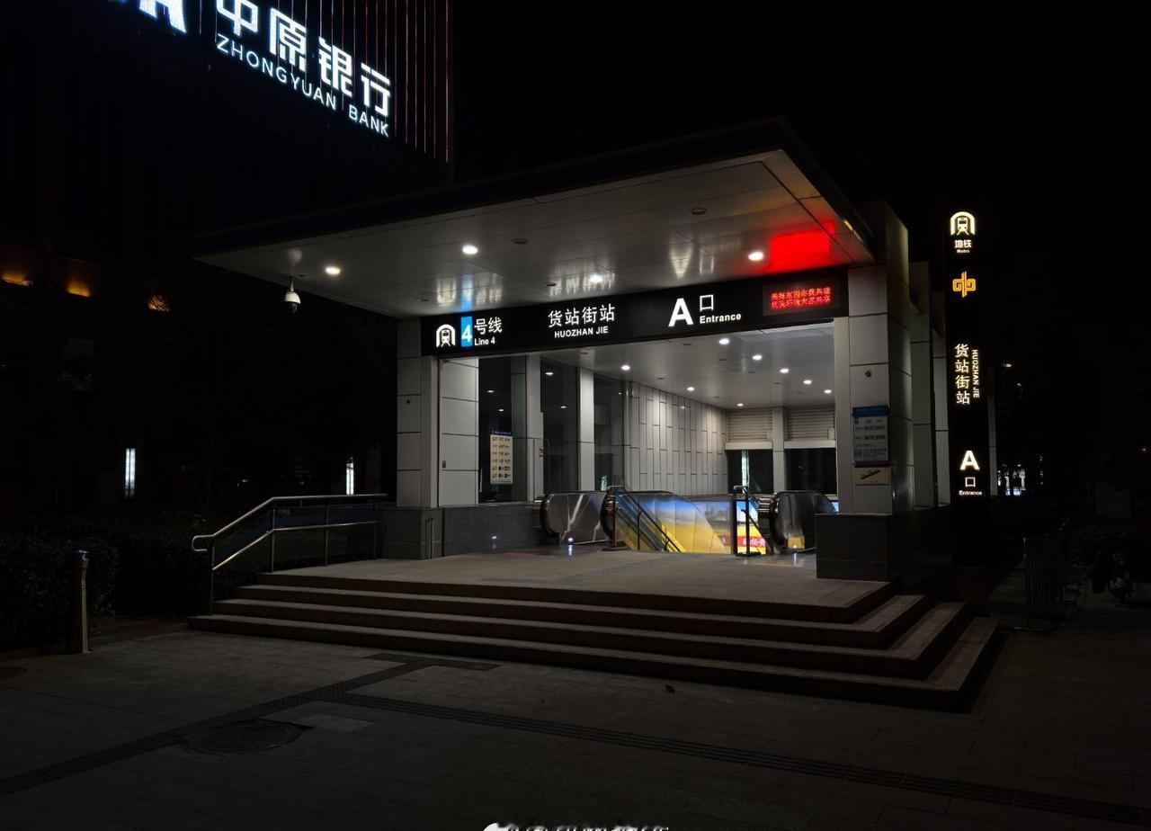 郑州地铁 窗外的夜色在轻声说“该休息啦”，放下手机，让今天的烦恼暂停，明天再带着