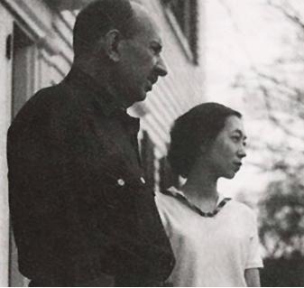 1956年的一个深夜，65岁的赖雅敲响了张爱玲的房门。进屋后，36岁的张爱玲竟主