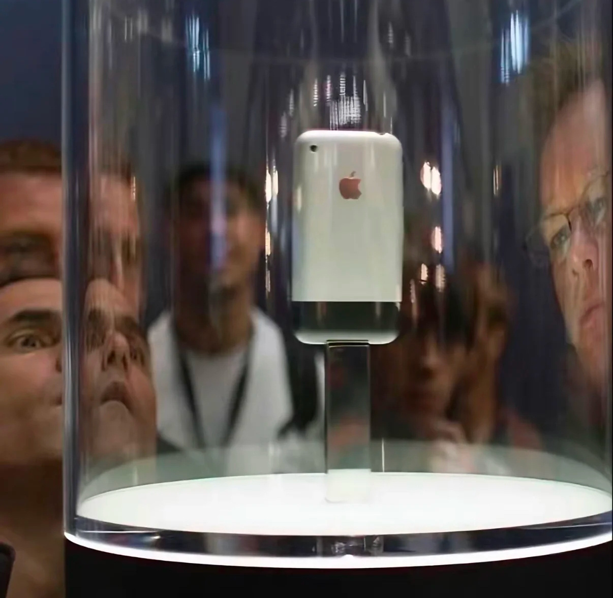 十六年前的手机现在还能做什么初代的iPhone 原来19年了现在能当古董了 