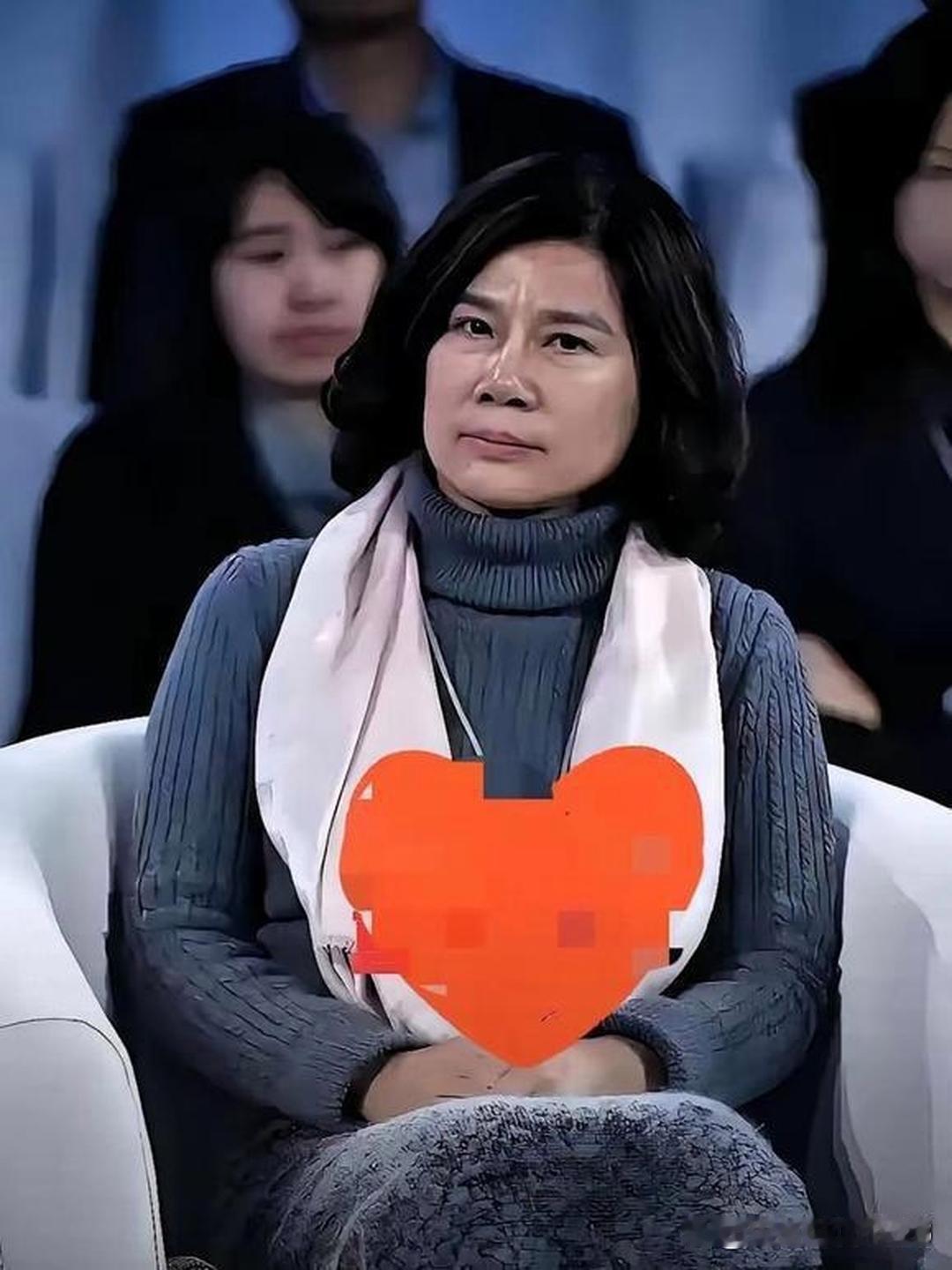 董明珠又赢了，赢得很孤独。美的签了，小米签了，海尔签了，19家企业围坐一桌，签下