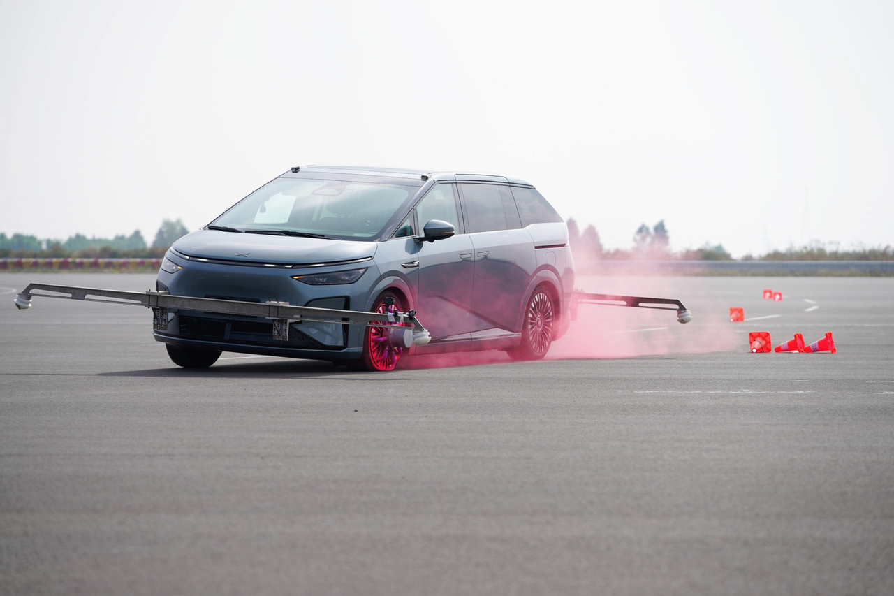 亲眼见证！时速160km爆胎不失控，小鹏X9把安全做到家我在现场，一辆满载7人的