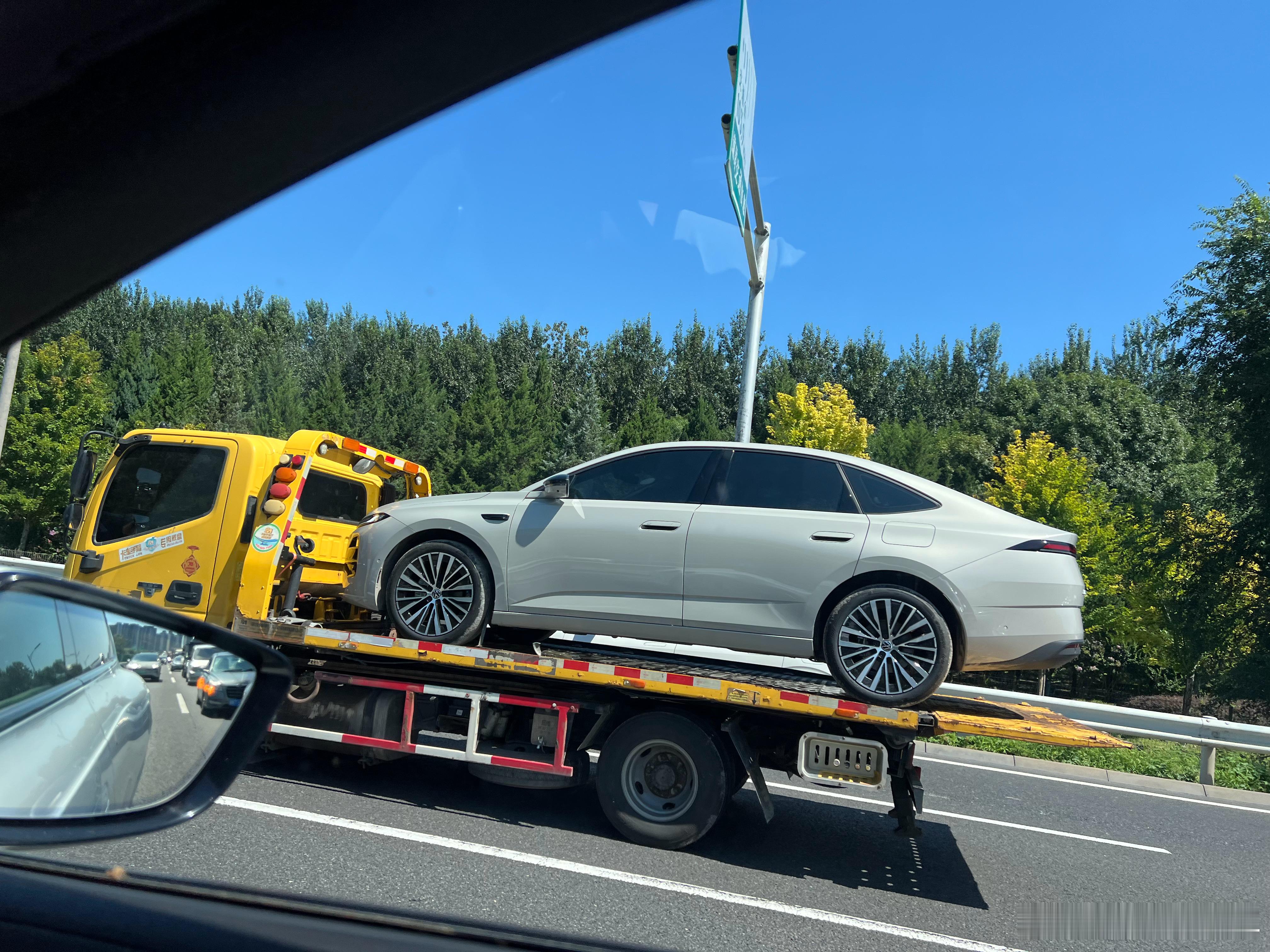 大众新车5S，离远看有点像55过SS。车长4米8的插混，不用说矛头直指比亚迪秦M