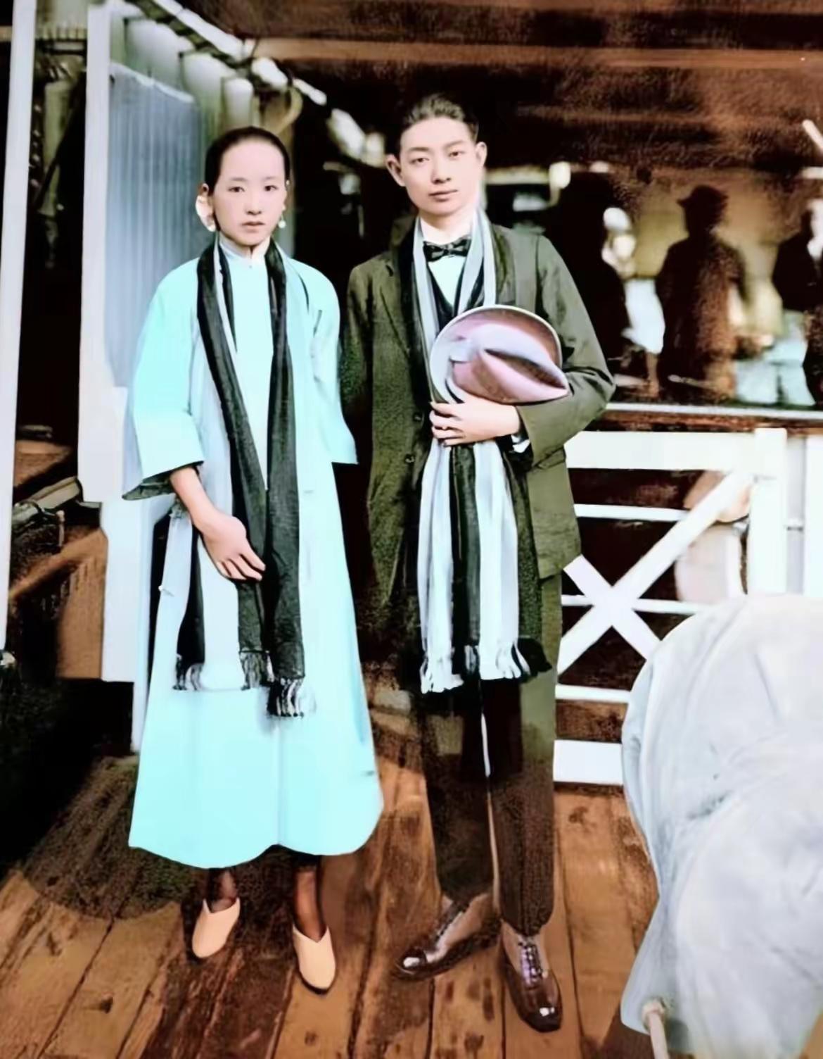 一对情侣穿着复古服饰，站在船上。1919年拍摄，当年25岁，风华正茂，书生意气。