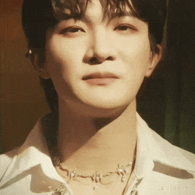 周深  周深微博年度影响力歌手 【圈宝和米说早安】追逐一场黎明，一如拥抱这片灿烂