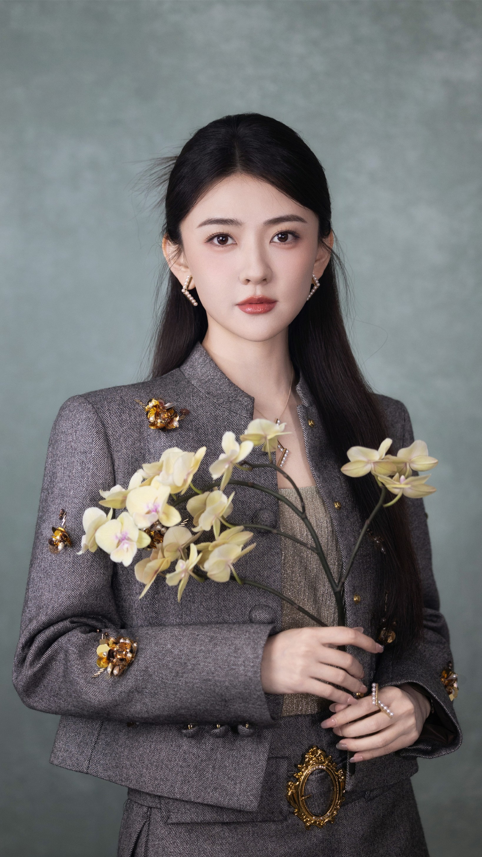 梁洁：眼眸凝光，将绮丽柔进雅致。梁洁