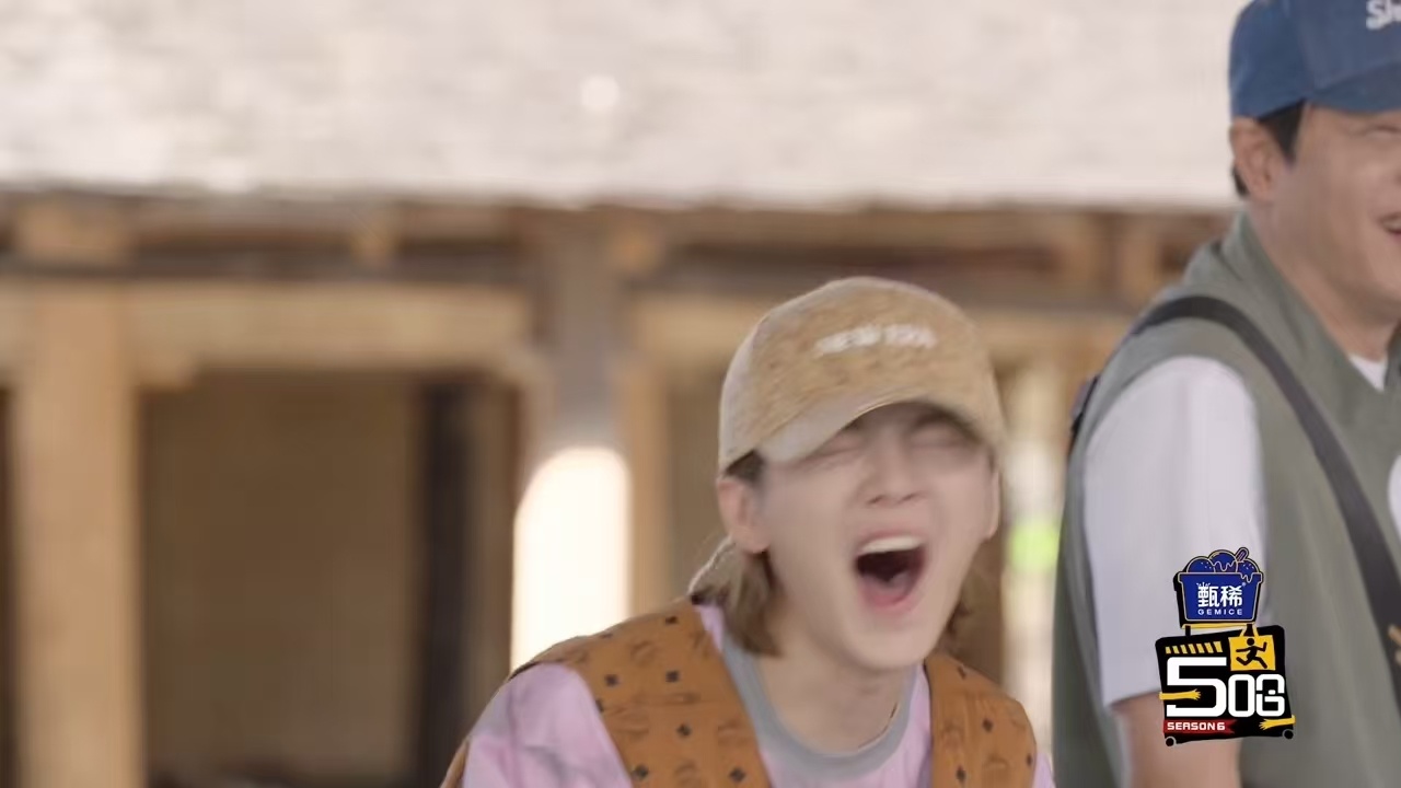 邓超一句话逗笑鹿晗邓超跳孔雀舞被说像鸡看邓超跳孔雀舞的片段真的很解压，自信开场、