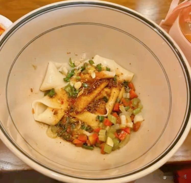 “就差明抢了！”陕西西安，一女子在旅游景点内就餐，点了一份价值20元的油泼面，看