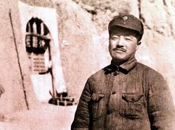 毛主席翻看授衔名单时，看见“贺龙”两个字，笑着来了句——“这是个好配角。”

“