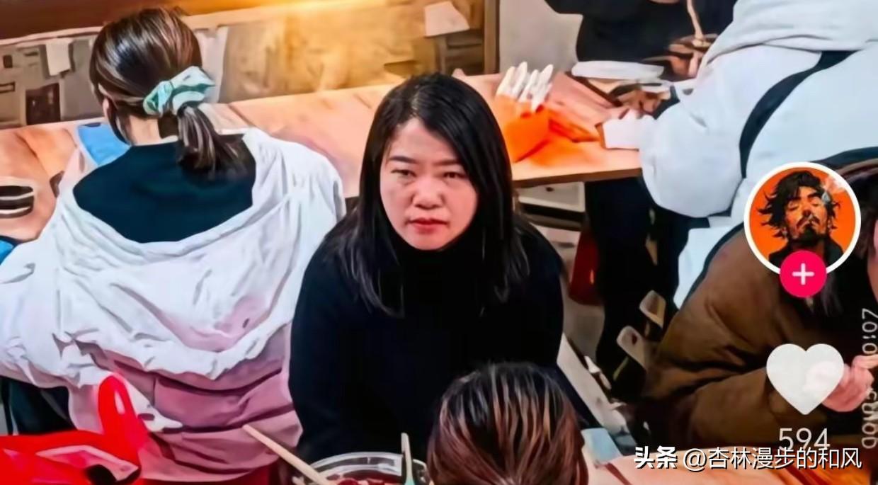 河北螺蛳粉店惊魂一幕：一把凳子换来一脖子热汤，网友呼：这是报复心该有多强？

这