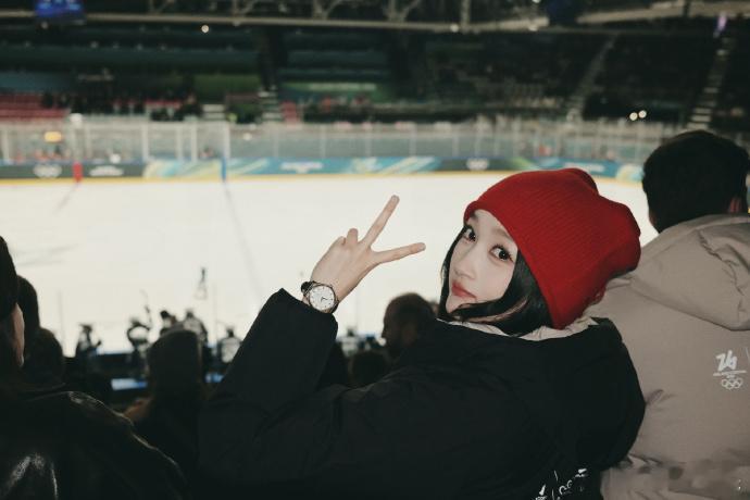 关晓彤冬奥红彤彤红彤彤的关晓彤 关晓彤冬奥红彤彤，是看冬奥戴红帽，一身红彤彤的关