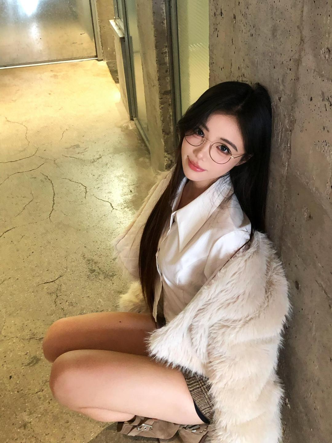 白衬衫配毛绒外套，是藏不住的甜与欲。