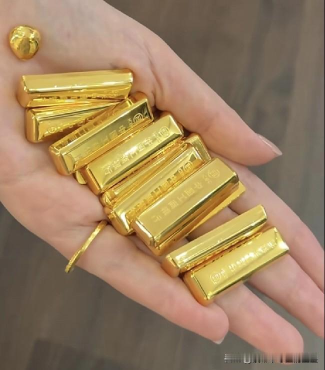 金价连跌，今天大盘990元/克，金店1380元/克，不少人慌了：现在能抄底吗？