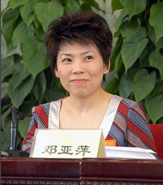 1997年，邓亚萍退役后去清华大学读书，第一堂课，老师问她：“你的英语如何？”邓