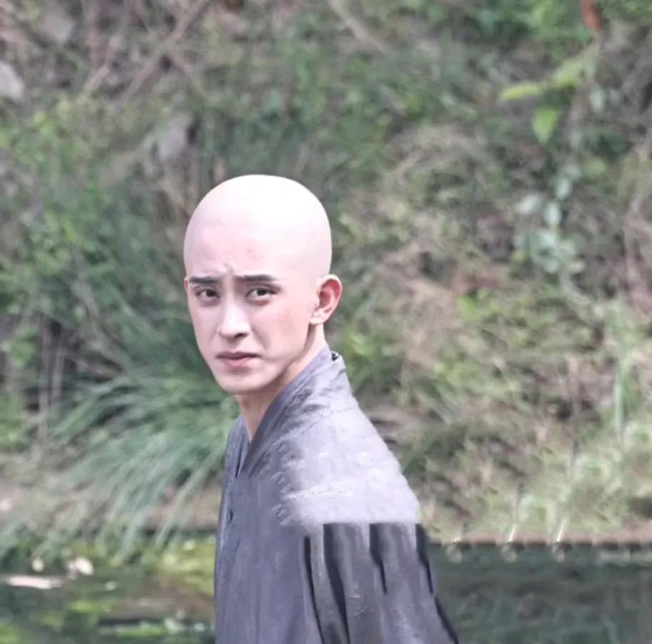 敖瑞鹏新剧这个光头造型怎么样？！

好像本身的头发有点长，所以头套带上去后，看上