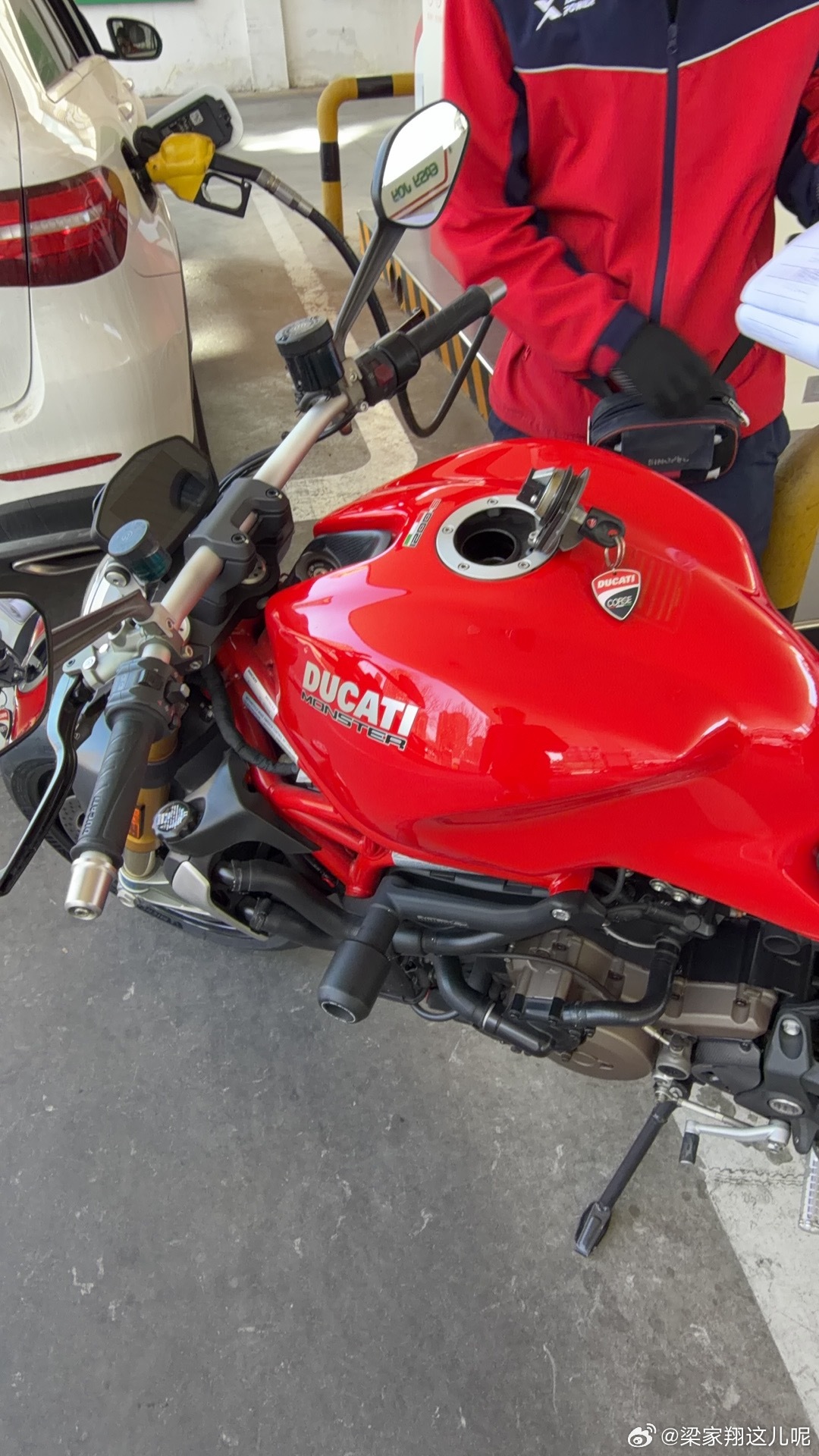 中国石化提示提前错峰加油今天给摩托车加油的时候我就发现了，加油站排队排的夸张，已