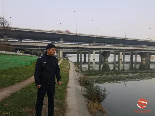 西安辅警飞身救下轻生女！10月28日，西安南二环太白立交桥上，惊险一幕上演！一名
