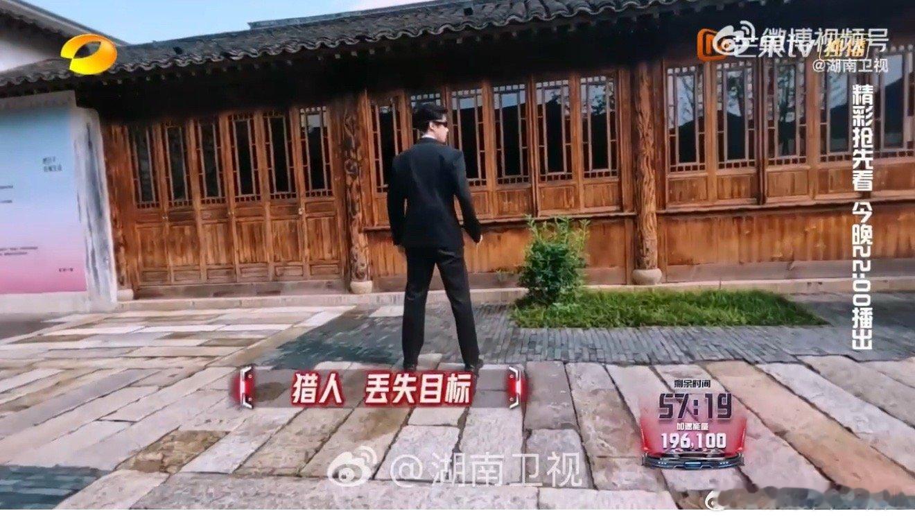 张泽禹躺NPC脚边听热乎线索 张泽禹简直就是天选综艺圣体啊，居然还阴差阳错得躺N