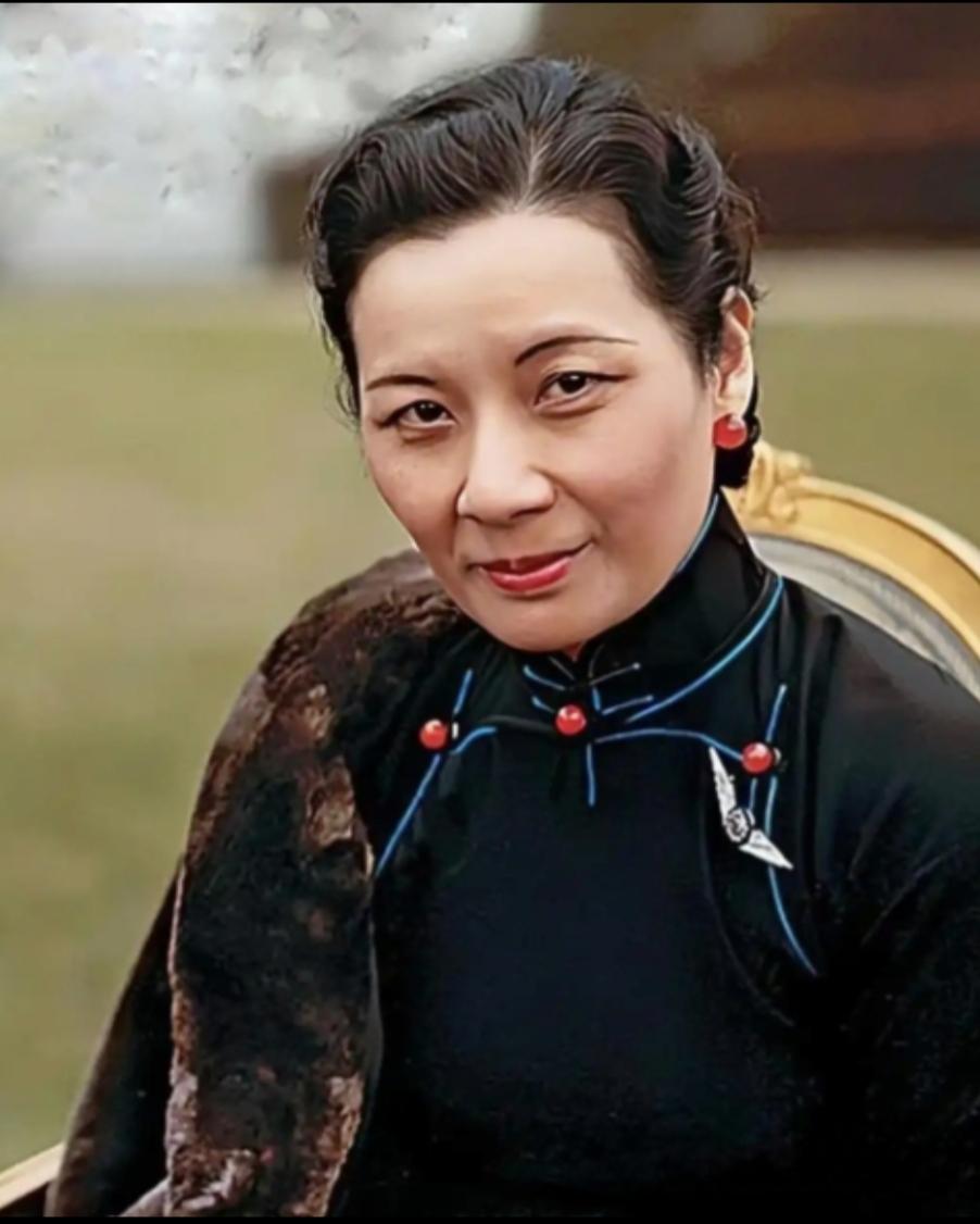 老照片，记录历史瞬间丹凤三角眼，栁叶吊梢眉！——一看就是个颇有心机的女人！
