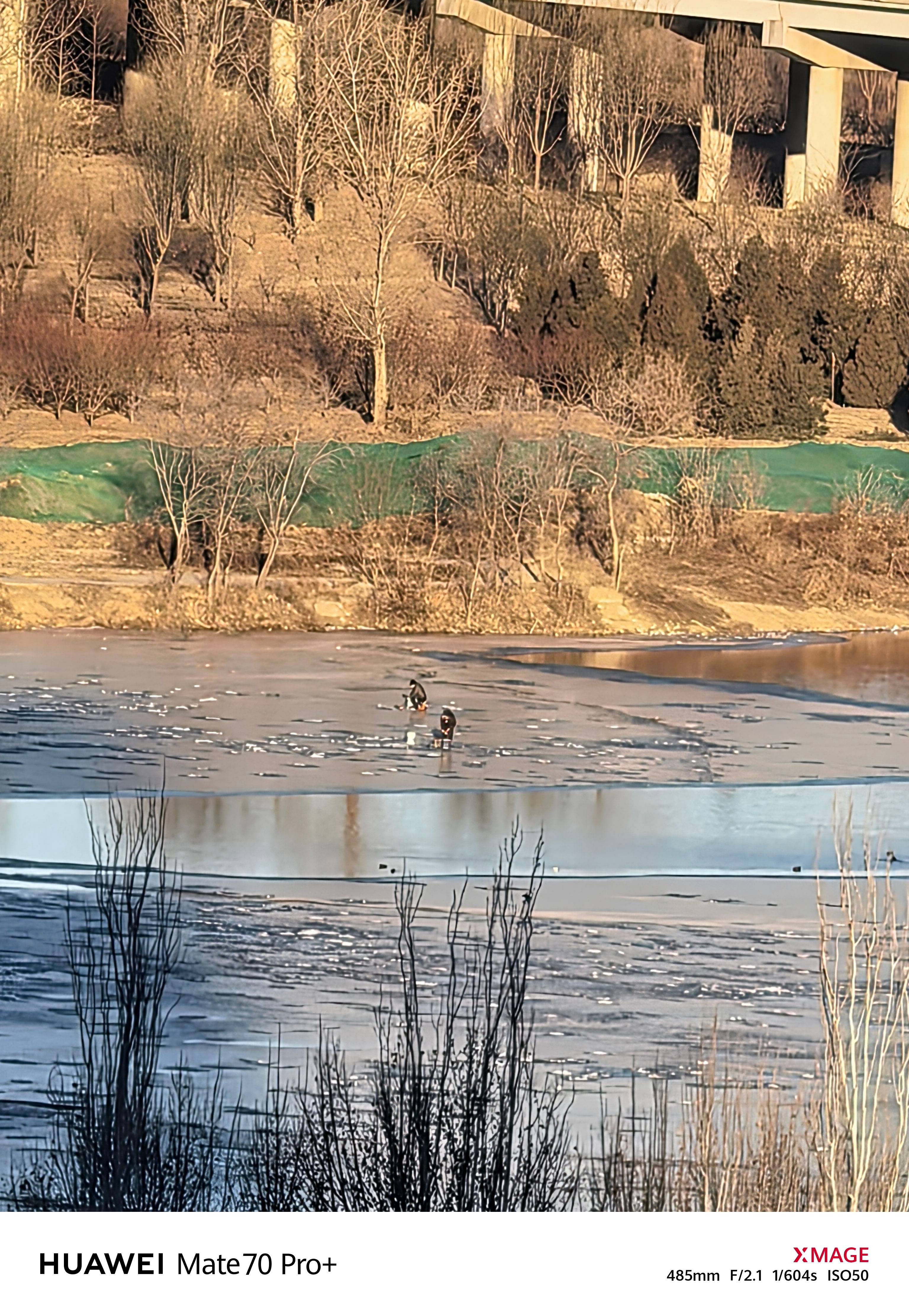 旁边的潮白河还没冻扎实这人们上去太危险了吧？我是真不敢上去可怕～ 