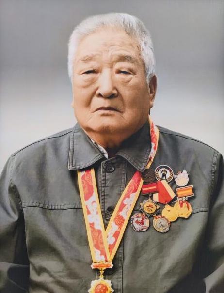 2024年，云南一96岁普通教师去世，学校召开追悼会才发现，这名老教师竟然获得3