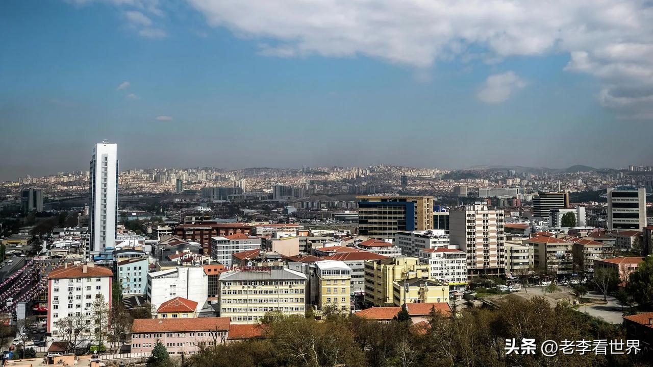 【在土耳其，天空中一道异常的绿色光引发了恐慌】
安卡拉时间2026年3月15日，