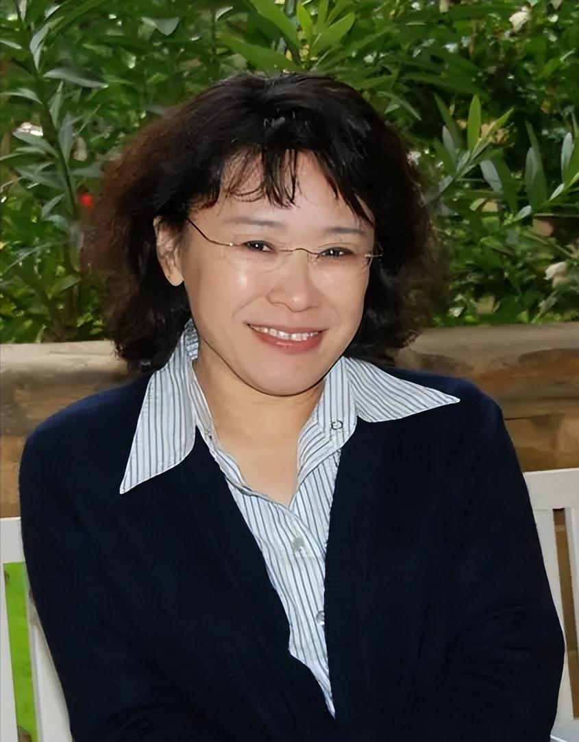 主持人，杨澜说，我采访过张海迪，她不是一个听话的姑娘，张海迪说，成名之后，经常要