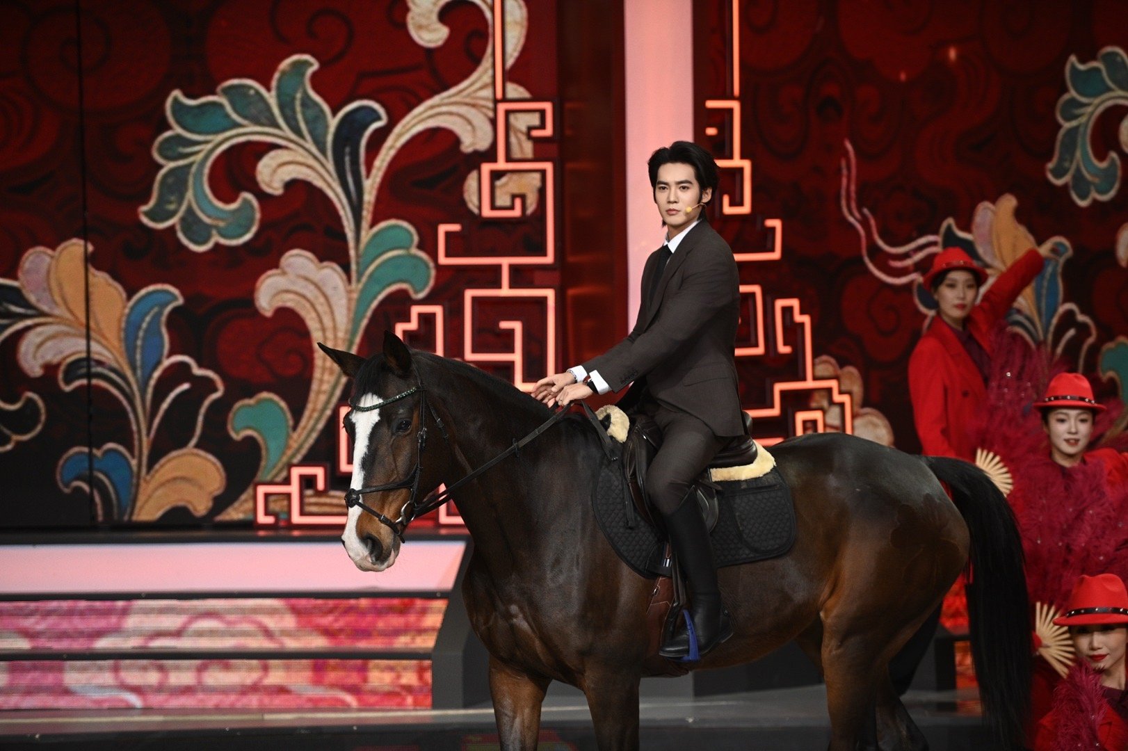 辽宁春晚 于适骑马出场 真马、真唱、真功夫，于适这个开场全是实打实的实力，没有一
