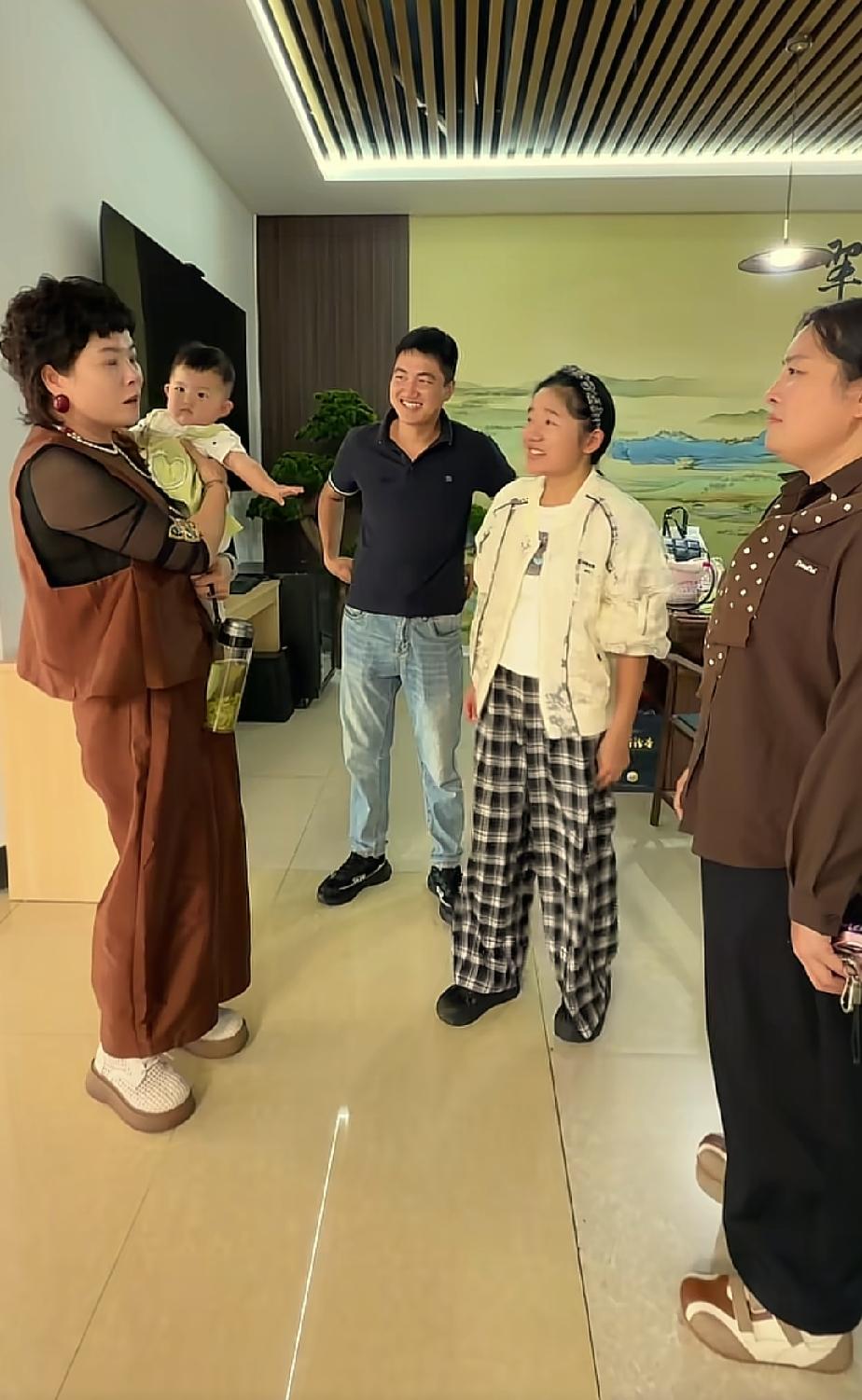 小诺诺成了抢手货！娜娜想结娃娃亲，李总也想攀亲，地球村都盯上她了

小猪小丰的千