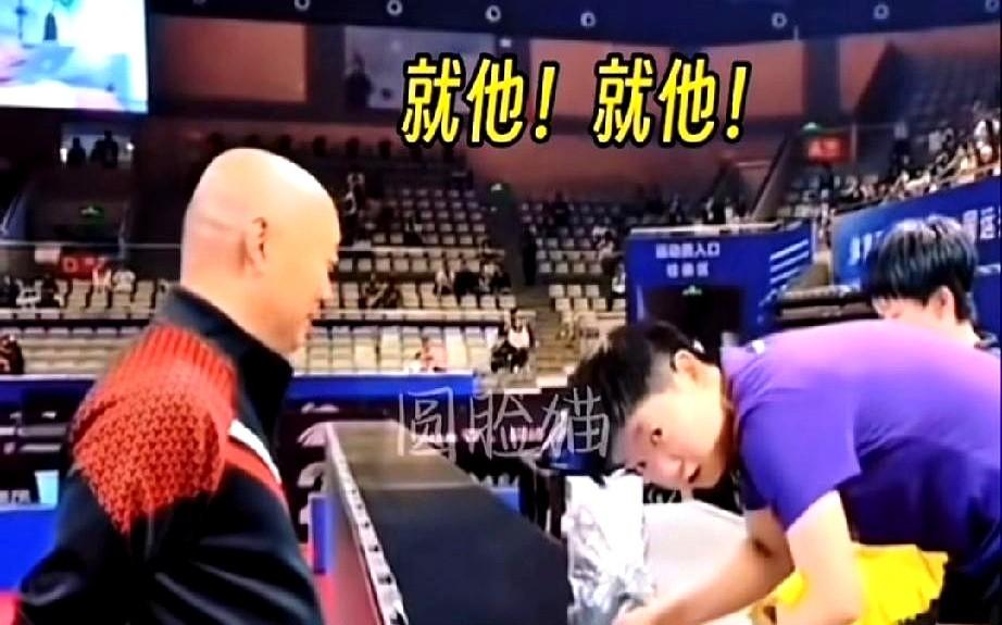 岳父把豆沙包塞他手里！

“就这货”秒变女婿？

到底怎么赢的？

三年前，老杨