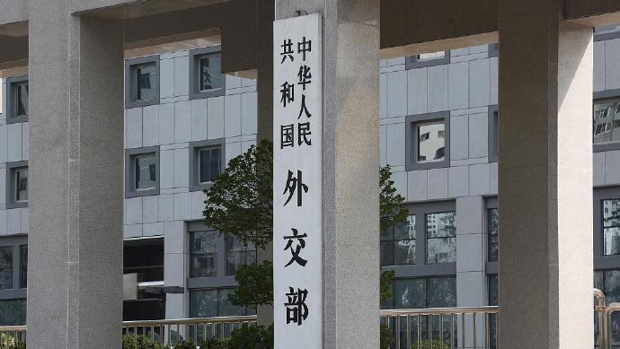 【#中方回应美防长涉华消极言论# ：勿要玩火】6月1日，外交部发言人就美国防长赫