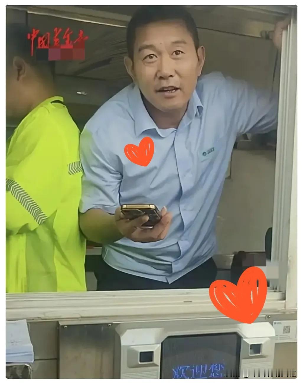 看到怀化蓝天救援队在会同收费站被“自掏腰包”的一幕，心里真不是滋味。

四百多块