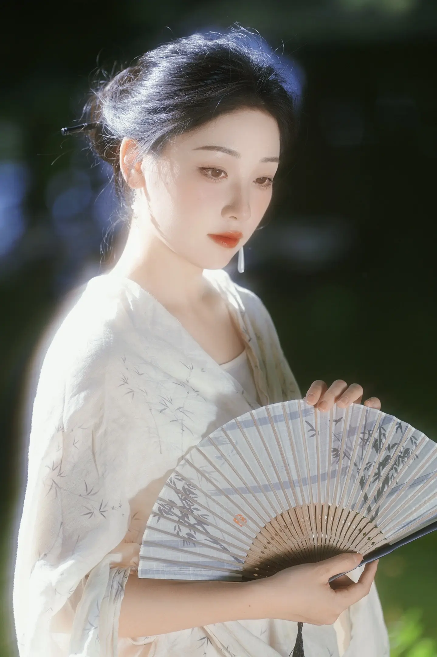 羁鸟恋旧林，池鱼思故渊。