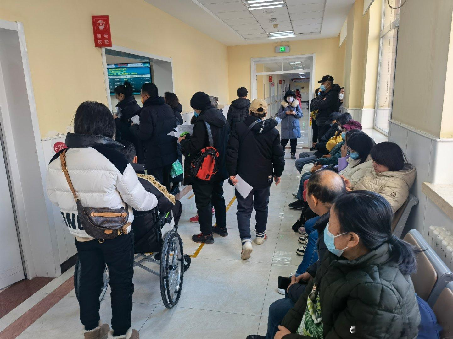 医院太狠了……每天都和菜市场一样[允悲][允悲] 每天不舒服的人真多啊 ​​​