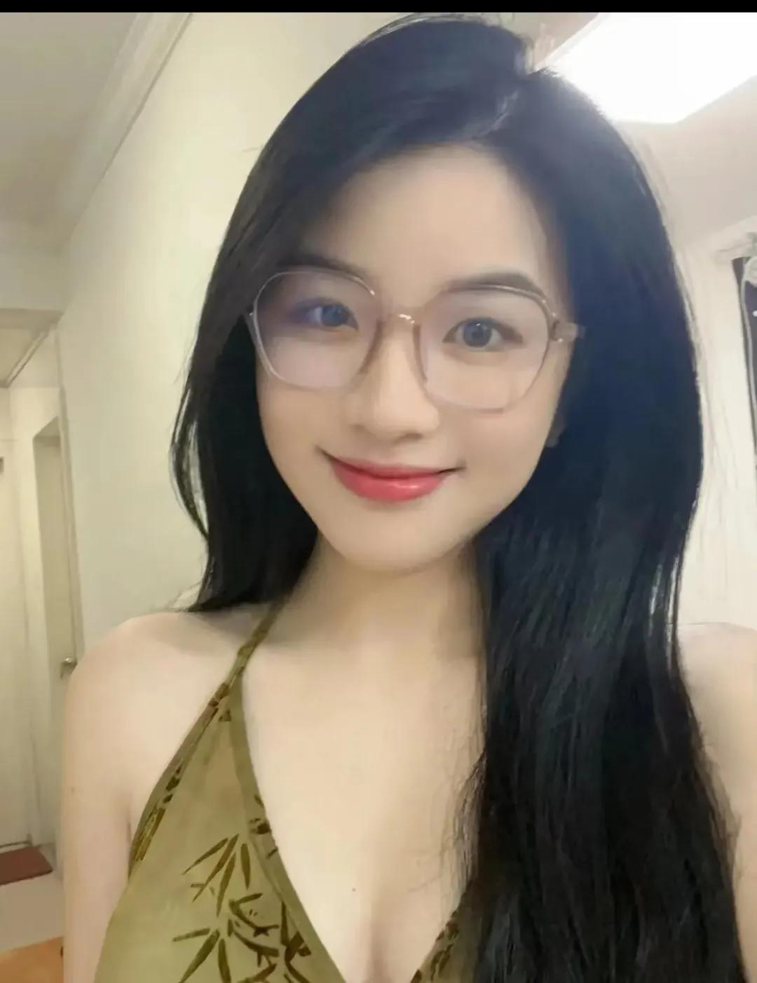 我，一个内向的女孩，静静地守护着自己的心灵花园。我习惯了沉默，习惯了独自品味生活