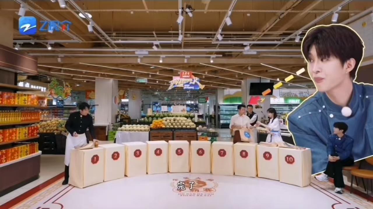 郑恺给白鹿撒饭白鹿一口吃半个鸡蛋奔跑吧   郑恺：给你吃。白鹿：给我吃的吗？（警