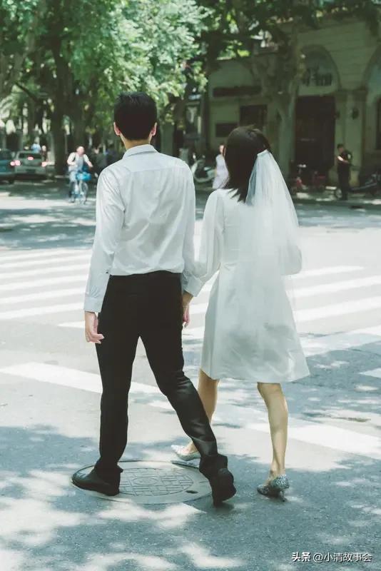 一个爱你的人会舍得不联系你吗？我觉得真心爱你的人，肯定舍不得长期不联系。偶尔不联