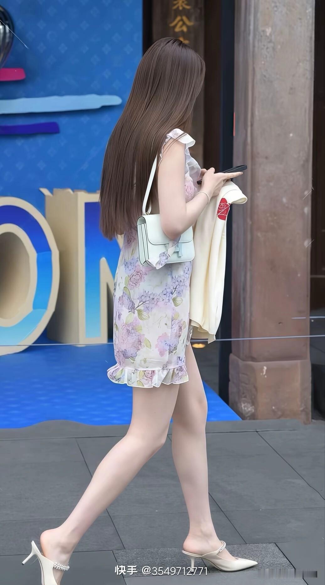 优雅漫步，花裙飘飘，时尚与自然完美融合。女人如何穿出含蓄的性感? 职业装该如何穿